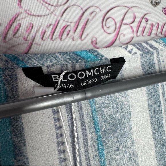 Bloomchic Tshirt top blue white striped v neck light weight style beach 🏖️ vibe - Picture 4 of 8